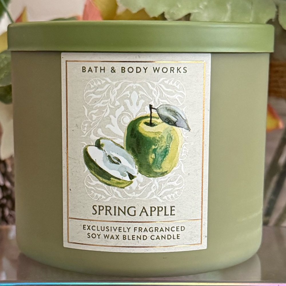 🆕🍏 BATH & BODY WORKS “SPRING APPLE” 3-WICK CANDLE. BRAND NEW. SOY WAX BLEND.